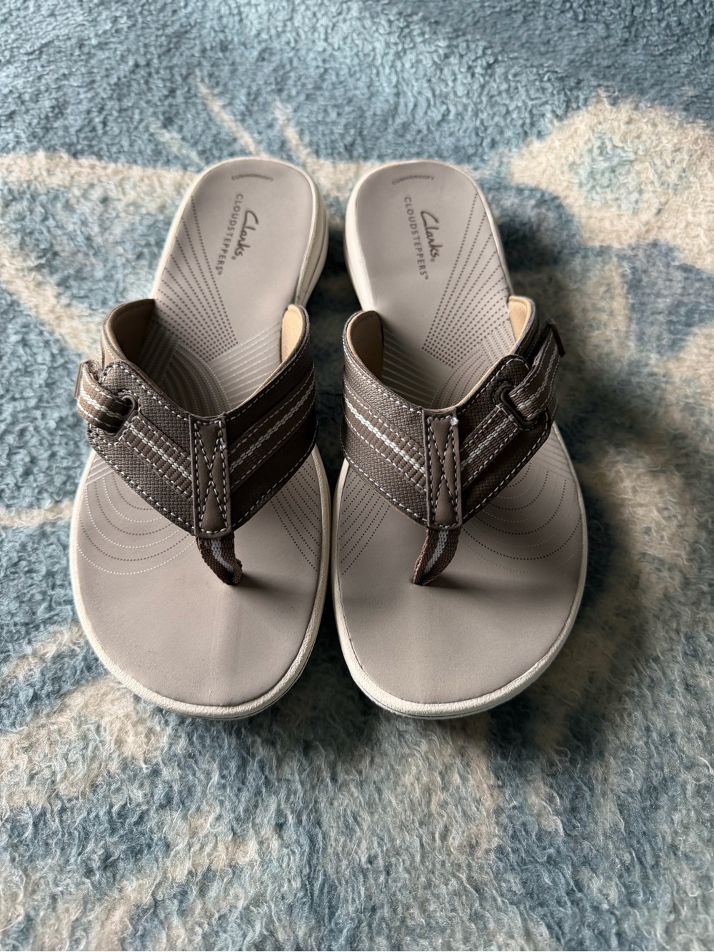 NWOT Clarks Cloudsteppers Women’s Dk Pewter Brown/Taupe Flip Flops Size 9M